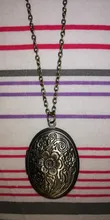 Collar con colgante de flor tallada ovalada a rayas para mujer, medallón Vintage de latón antiguo con apertura, caja de fotos, joyería