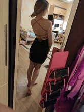 Vestido ajustado de fiesta con espalda al aire, vestido de mujer que estiliza la figura, corto, con tirantes muy finos y escote abierto