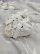 Zapatos de suela blanda de encaje para niña pequeña, zapatillas transpirables antideslizantes con agujeros para primeros pasos, decoración, regalo de cumpleaños