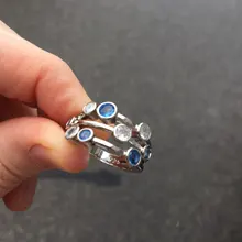 Huitan-anillos de banda estilo Partysu para mujer, 3 filas con piedra redonda de circón Blanco/azul, anillos y joyas para boda para mujer, artículo Simple