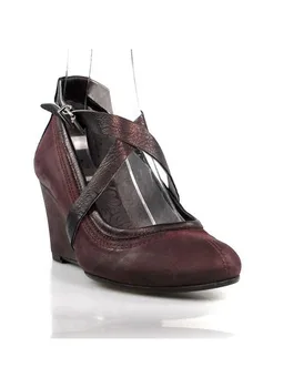 

Garnet shoes with crossed straps. sr14