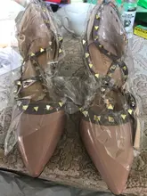 Sandalias de charol puntiagudas para mujer, zapatos con hebilla de remache grueso con tacón, salvaje delgada, verano 2021