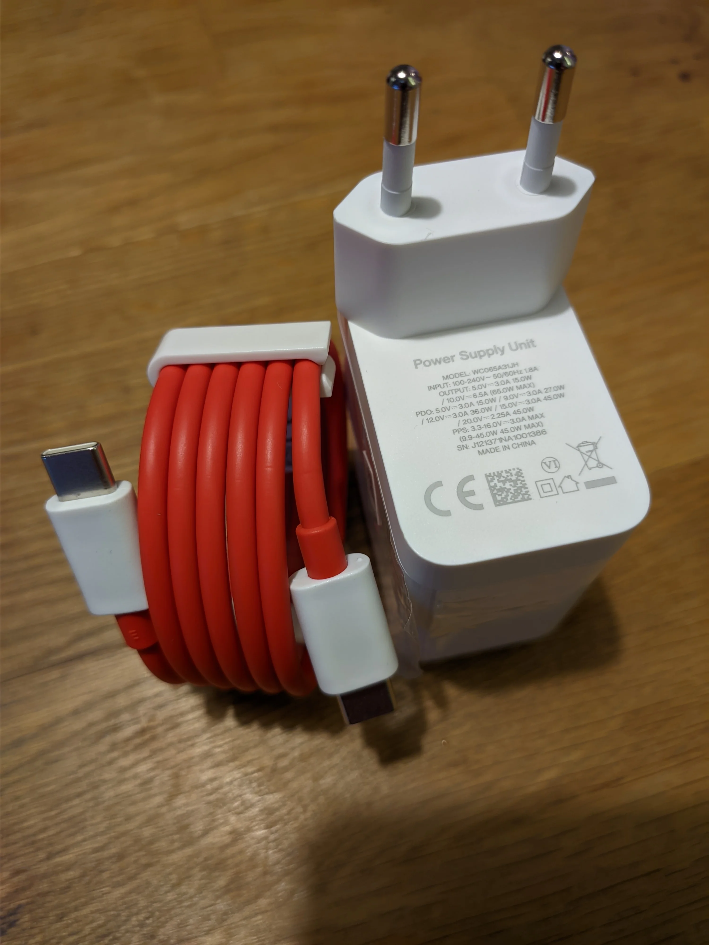 Отзыв о товаре Оригинальный адаптер питания Oneplus Warp Charge 65 Вт, быстрое зарядное устройство стандарта ЕС и США 65 Вт, кабель Type C-Type C One Plus 9 pro 9R 8T 8 nord n100 от пользователя N***a