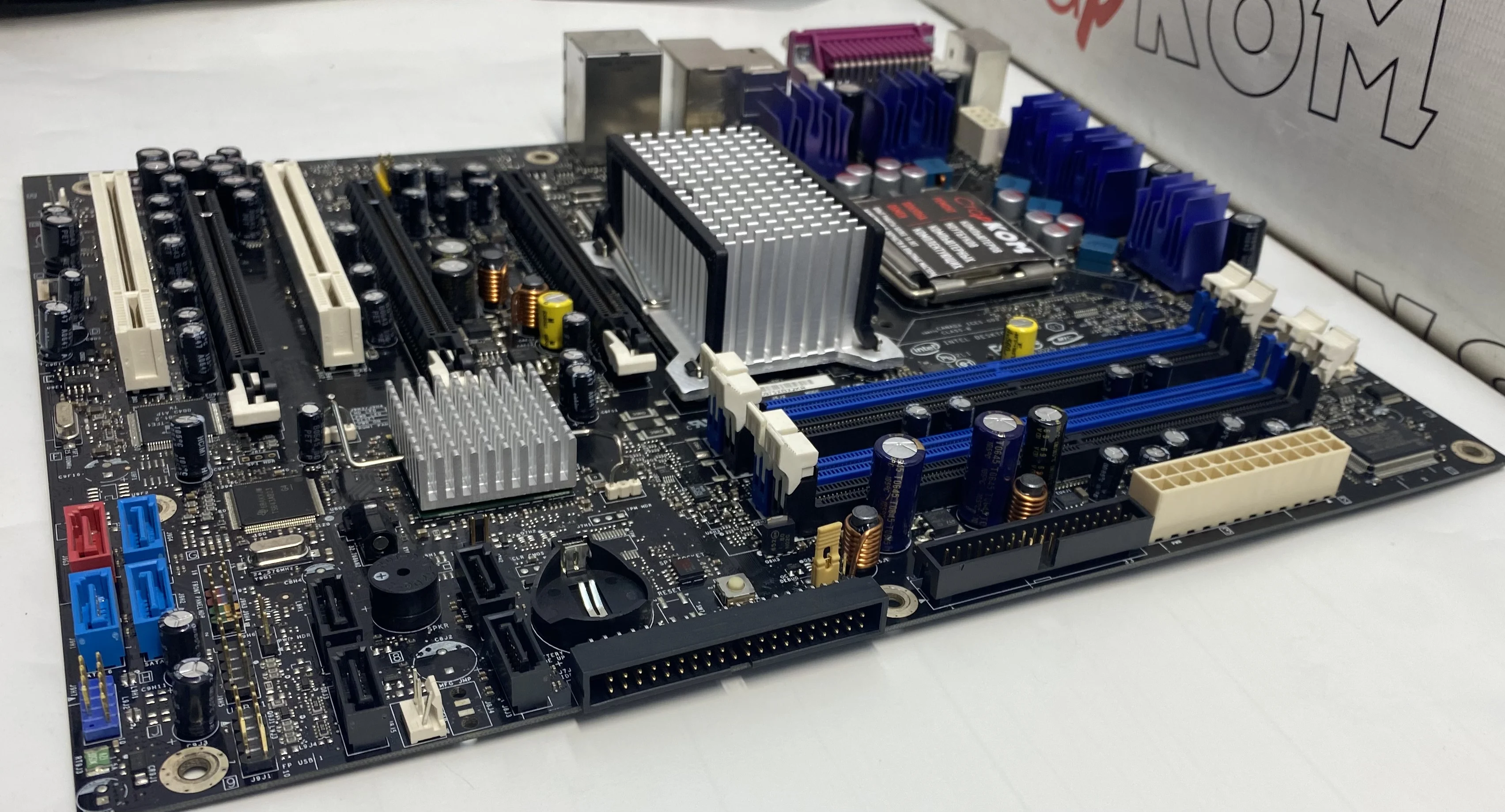 Hyper-threading. Fsp hyper m 600w. D975xbx2. Гипертрейдинг. Материнская плата gigabyte 1155 сокет ddr3.