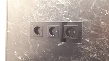 Livolo – Toma de corriente triple con panel de cristal. C7C3EU-11/2/3/5, Enchufe triple estándar europeo para pared, en 4 colores
