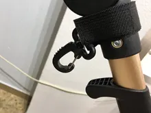 Colgador de bolsas para el carrito del bebé, accesorio para el coche del niño para colgar o cargar maletines o bolsas con rotación de 360 grados por 2 unidades