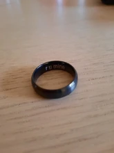 Vnox-anillo personalizado de acero inoxidable con borde biselado para hombre y mujer, sortija de boda negra con letras y fecha