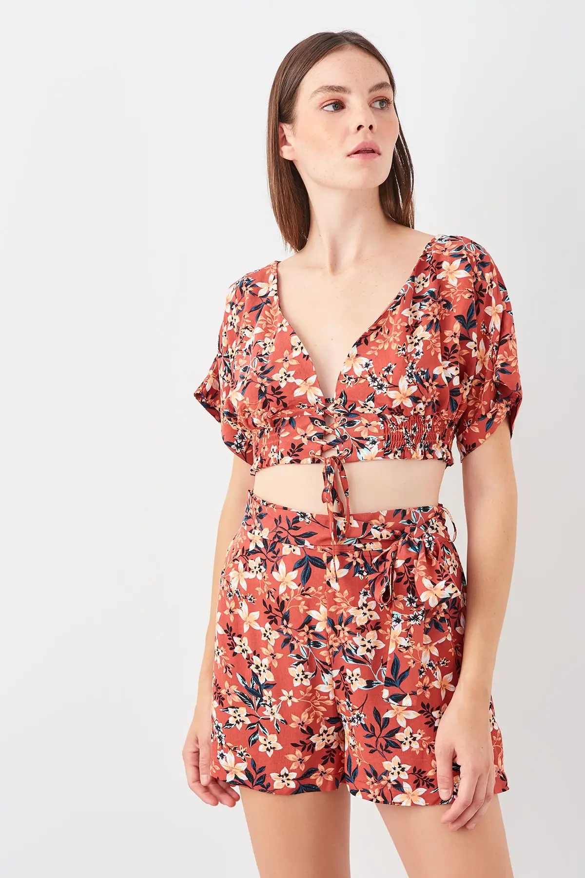 

Trendyol Flower Pattern Back Low-Cut Viscose Dual Suit TBESS19AU0011