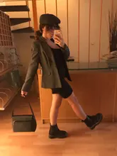 Pantalones cortos elásticos para dama, shorts de chándal, con estiramiento básico en color negro oscuro, estilo veraniego