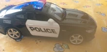 Coche de policía de aleación fundida para niños, modelo Challenger de 2 puertas abiertas con función de tracción trasera, coches deportivos de Metal, juguetes para niños, 1/36