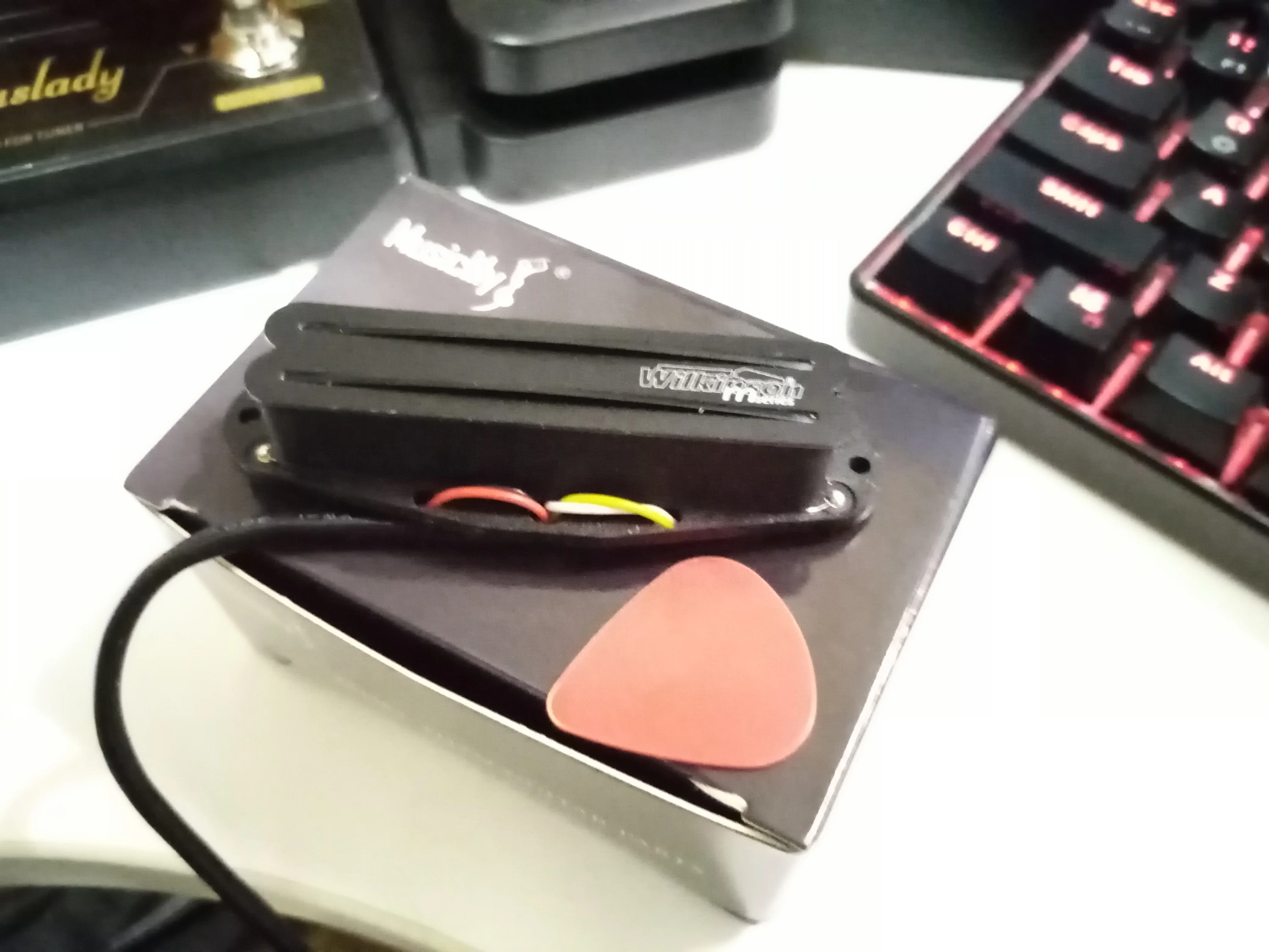 🛍ВилкинсонLowGaussHotRailкерамическаяОдиночнаякатушкаразмеромхамбакерныймостдляэлектрогитараStrat,BlackRail