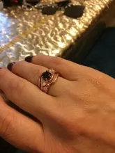 Huitan-Anillo de bruja para mujer, piedra negra única, ajuste giratorio, Diseño de banda, Color oro rosa, anillos de dedo de compromiso para mujer, venta al por mayor