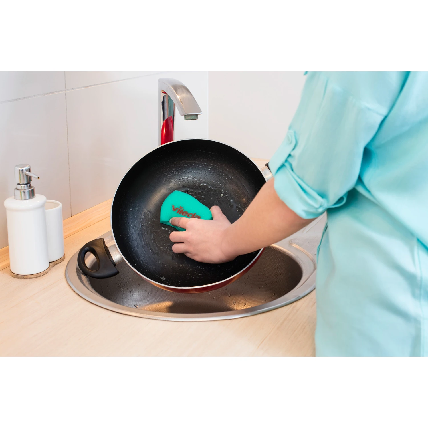 Как мыть сковородку. Как мыть сковородку. Чистка посуды. Мытье сковородки. Как мыть сковородку.