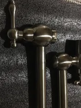 Palanca única dorado cepillado giratorio plegable montado en la pared, grifo de cocina para baño, grifo de rotación de 360, solo agua fría