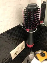 Cepillo que seca y volumiza el pelo de un solo paso, el cepillo produce aire caliente y puede alisar y arizar el pelo