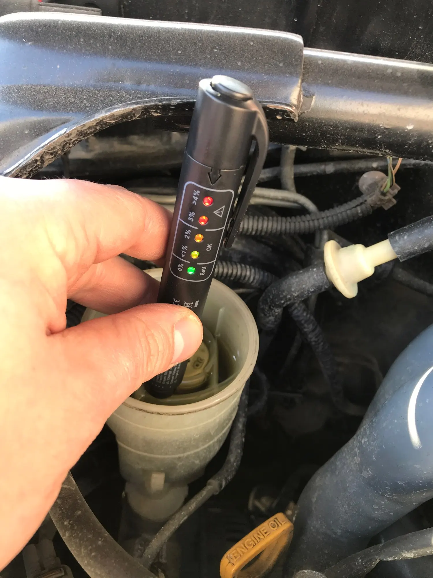 Тестер тормозной жидкости мегеон. Тестер тормозной жидкости testboy 50, для dot4. Проверка тормозной жидкости мультиметром. Тестер для проверки качества тормозной жидкости. Карандаш для проверки тормозной жидкости.
