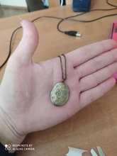 Collar con colgante de flor tallada ovalada a rayas para mujer, medallón Vintage de latón antiguo con apertura, caja de fotos, joyería