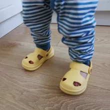 Sandalias con agujeros para bebés, niños y niñas, con fondo suave, antideslizante, accesorio de playa para chico, zapatillas transpirables de verano