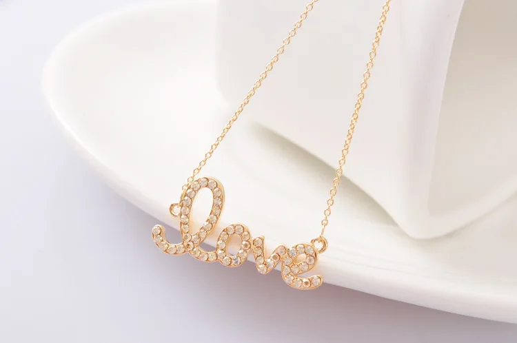 Новые Классические золотистые кристаллы подвеска в форме букв "Love" шейный платок для Для женщин, короткий дизайн ожерелья и подвески из JJ133
