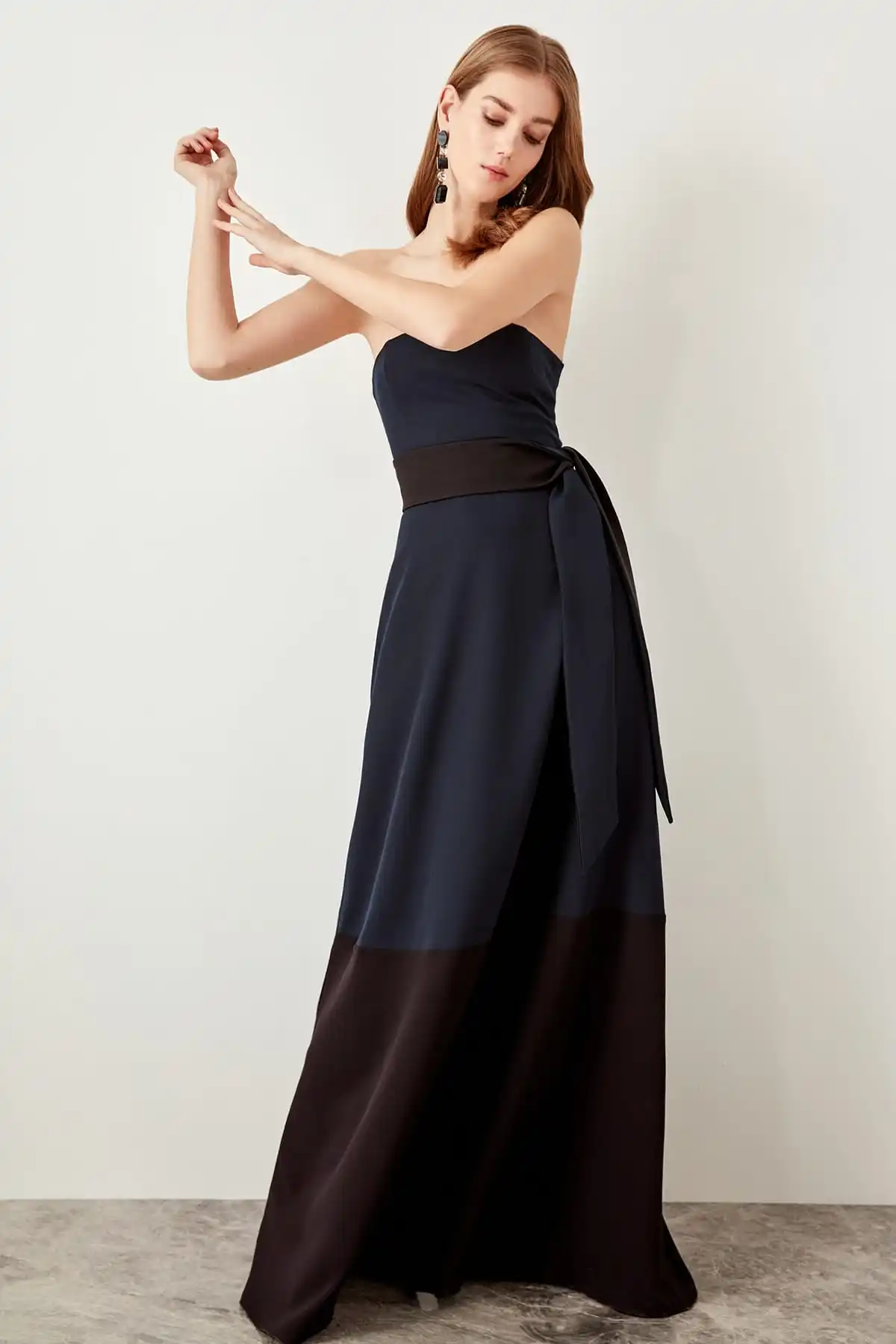 

Trendyol Navy Waist Strapless Evening Gown TPRSS19FZ0043