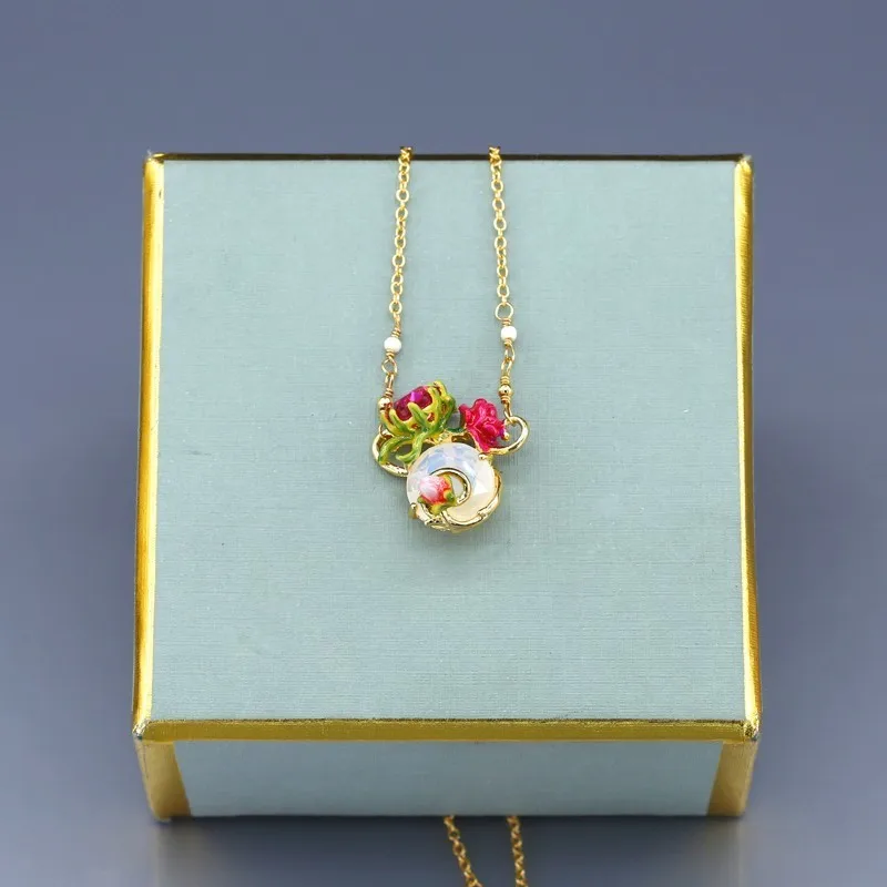

Enamel Glaze Versailles Rose Powder Bud White Suo Bone Necklace Woman