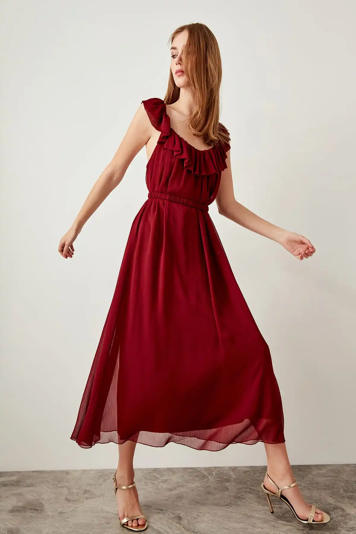 

Trendyol Red Strapless Evening Gown TPRSS19DE0042