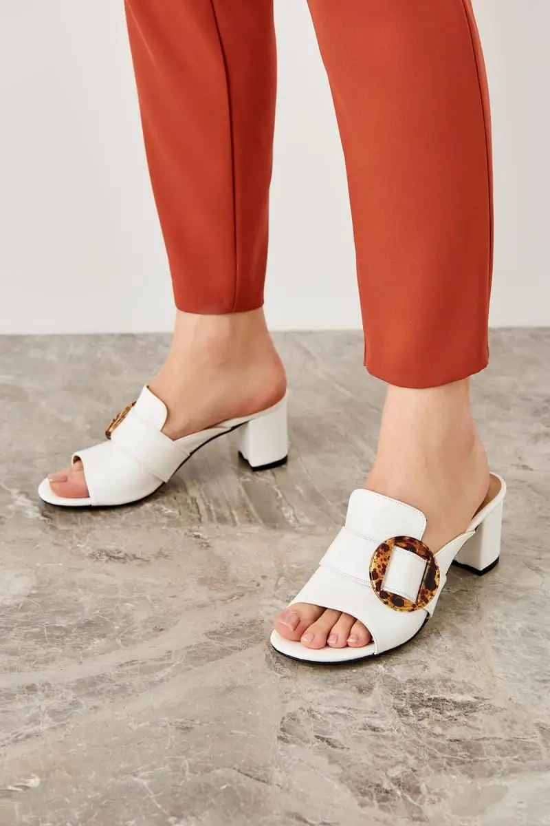 

Trendyol White Women 'S Slippers TAKSS19GA0058