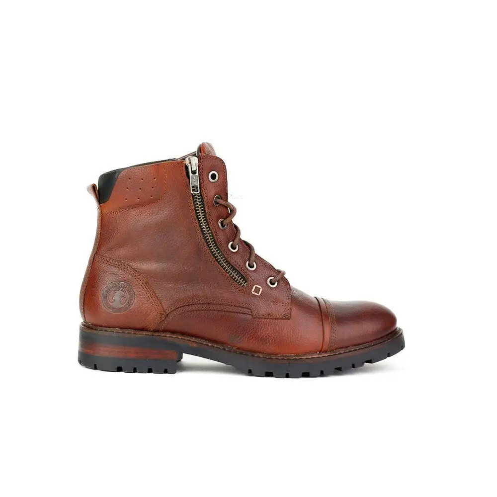 Полковника TAPIOCCA MAN SKIN BOOTS на открытом воздухе |