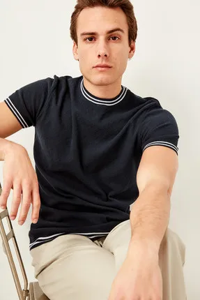 

Navy Men's Neck Short Sleeve Knitted Sweater TMNSS19EZ0008