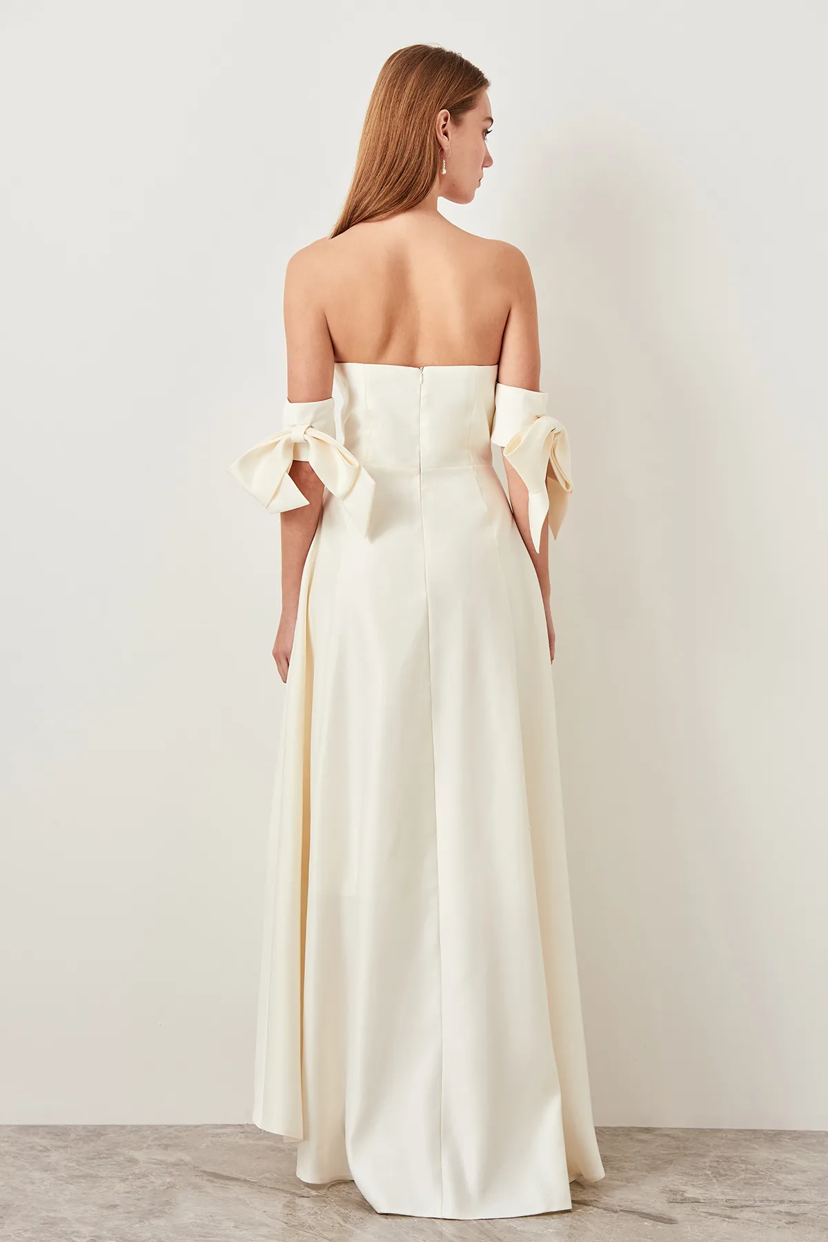 

Trendyol Ivory Off shoulder Evening Dress Slit Detailed TPRSS18ZI0004