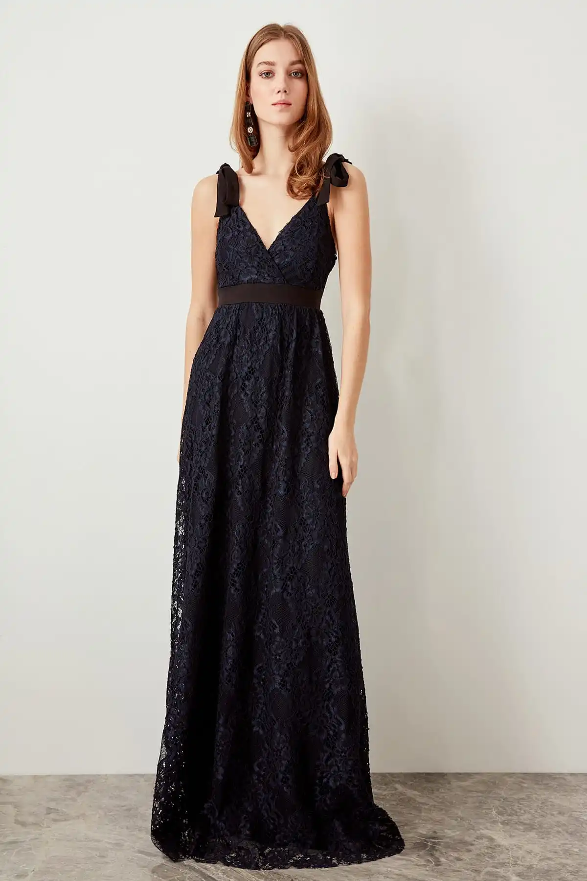 

Trendyol Navy Decolletage Evening Dress TPRSS19FZ0105