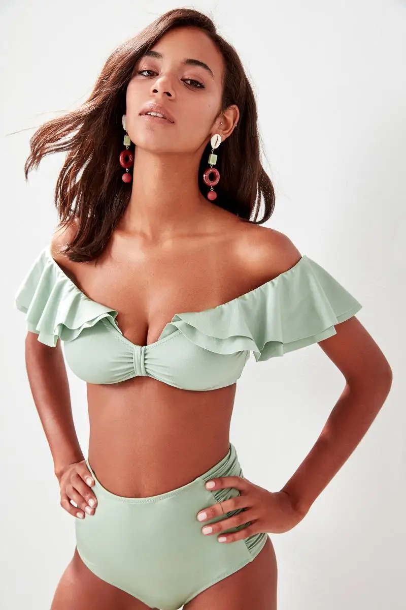 

Trendyol Green Carmen Neck Bikini Top TBESS19HE0024