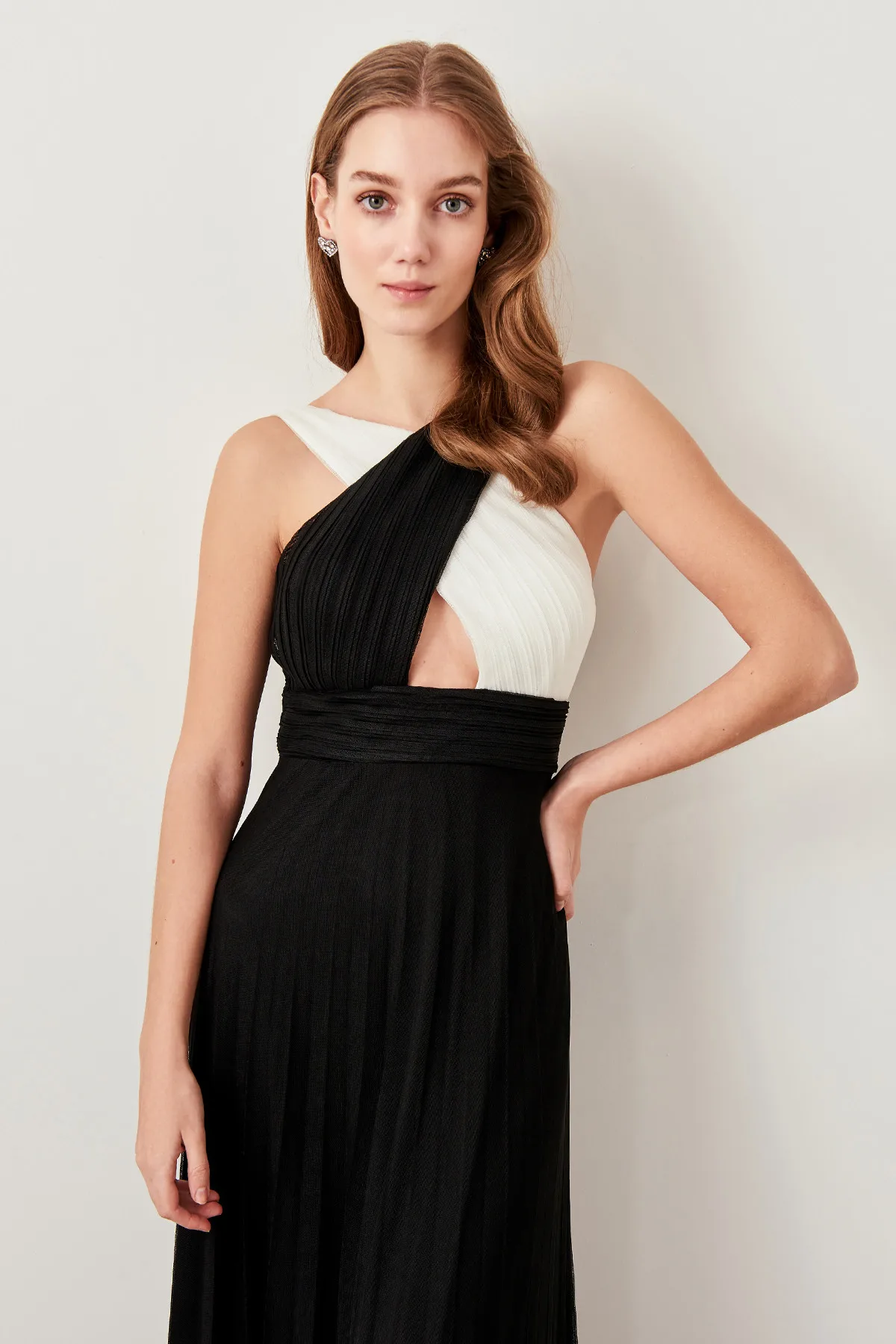 

Trendyol Black Color Blocking Evening Dress TPRSS19ZP0002