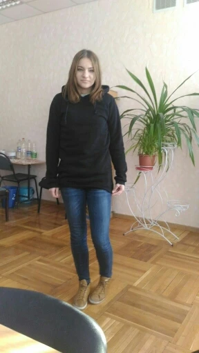 Пришел за три недели, в принципе хороший по качеству, только ткань думала по плотнее будет, но вполне теплый свитшот))