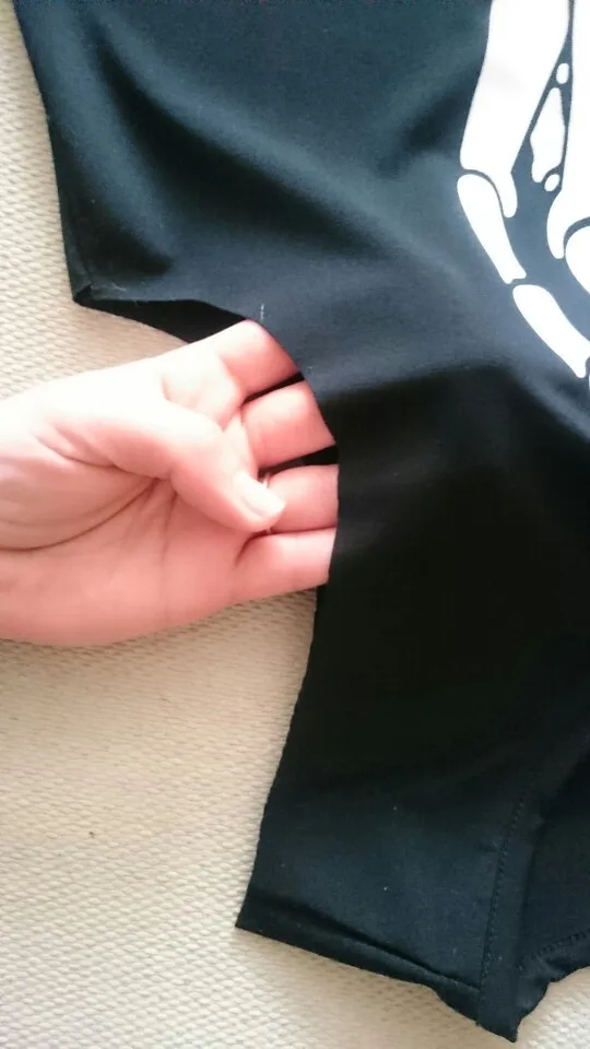 платье пришло быстро (2 недели). Ожидала лучшего. Края проймы не заделаны, принт местами вспузырился и получился в мелкую точку. на свой 44 брала М, но оказалось великовато - придётся ушивать. А так, остальные швы ровные, не закручиваются. Пахнет обычной синтетикой. Сам материал плотный, не просвечивается)