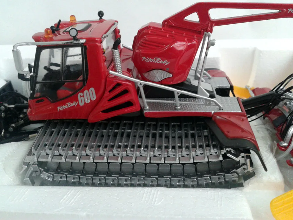 1:43 Pistenbully Снежный Кот с краном