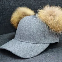 Милая бейсболка с помпонами из меха енота для девочек