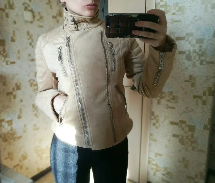 Курточка тонкая, особо не согреет, только если носить с теплой кофтой. Модель укороченная, но на рост 150см села почти как куртка обычной длины. На параметры 86/63 села хорошо, для теплой кофты места достаточно. Немного смутили широкие рукава и длинный мягкий ворот, который почти не держит форму (с шарфом-норм). В целом куртка понравилась. По цене вышла 1600рублей. Думаю-это максимальная цена по которой бы ее купила.