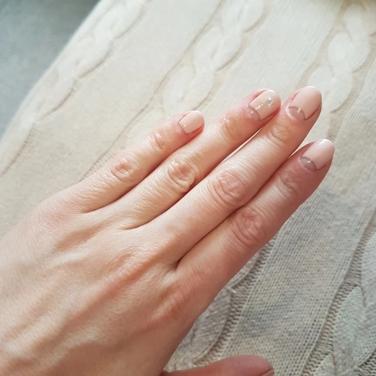 Хороший гель. Отлично ложиться даже в один слой. Цает соответствует.
