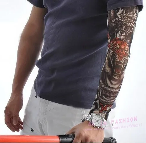 тату рукав на худой руке. цветной рукав. кофта с тату-рукавами. рукава яркие. сочные рукава.