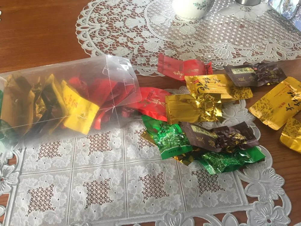 Нормальный чай, попробовали пока только чёрный... ну на 7-9 баксов не тянет как-то))