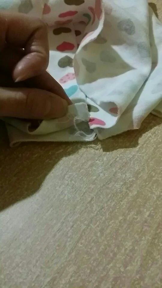 Пришел за 3 недели в г. Белгород.
Был не приятный запах, который исчез после стирки.
Симпатичный, стильный, но не такой яркий, как кажется.
Края не обработаны, что является минусом, по шву не было узлов, по этому, без всяких усилий, не успев одеть, начал расходиться.
Не уверенна, что это чистый хлопок.