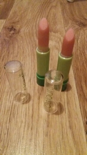 Заказ шел очень долго, 1, 5 месяца. Помады не првреждены, аккуратные. После нанесения придают губам розовый цвет, который долго не смывается. Запах приятный.