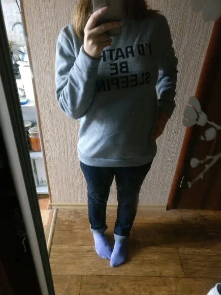 Хорошая толстовка, пришла недели за 3, внутри флис, очень теплая, длина рукавов отличная на 165 даже немного длинновато но мне нравится, свободная. Принт выглядит надёжно, надеюсь хватит на долго. Очень удобно и комфортно в ней. На работе все заценили.