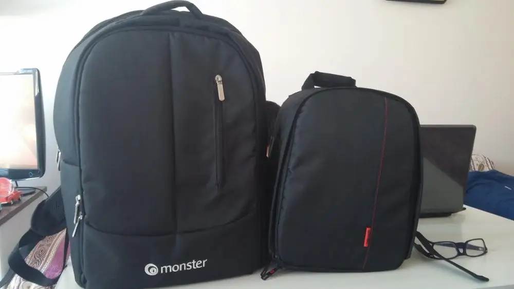 Çanta güzel. Kargo çok hızlı 14 günde elime geçti. Biraz küçük gibi ama kamera ekipmanlarınızın hepsini alıyor. resimde gördüğünüz 15.6 inç laptop çantası arasında karşılaştırma yapın.