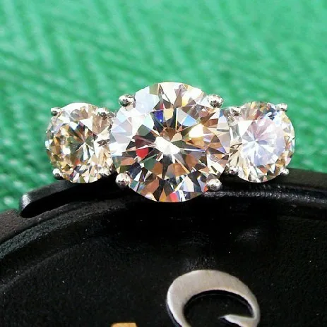 1.7CT класса люкс для женщин три камня Ювелирные изделия с синтетическими алмазами кольцо Свадебные Винтажные Ювелирные изделия стерлингового серебра 925 полу обручальное кольцо с драгоценным камнем