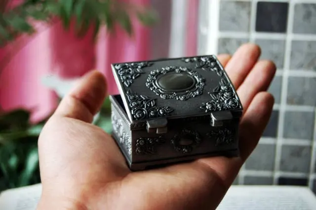 Размер S 6,5x5,5x3 см модный металлический винтажный Чехол для ювелирных изделий, коробка для безделушек, ЦВЕТОЧНЫЙ РЕЗНОЙ дизайн, коробка из цинкового сплава, маленькая Подарочная коробка для хранения