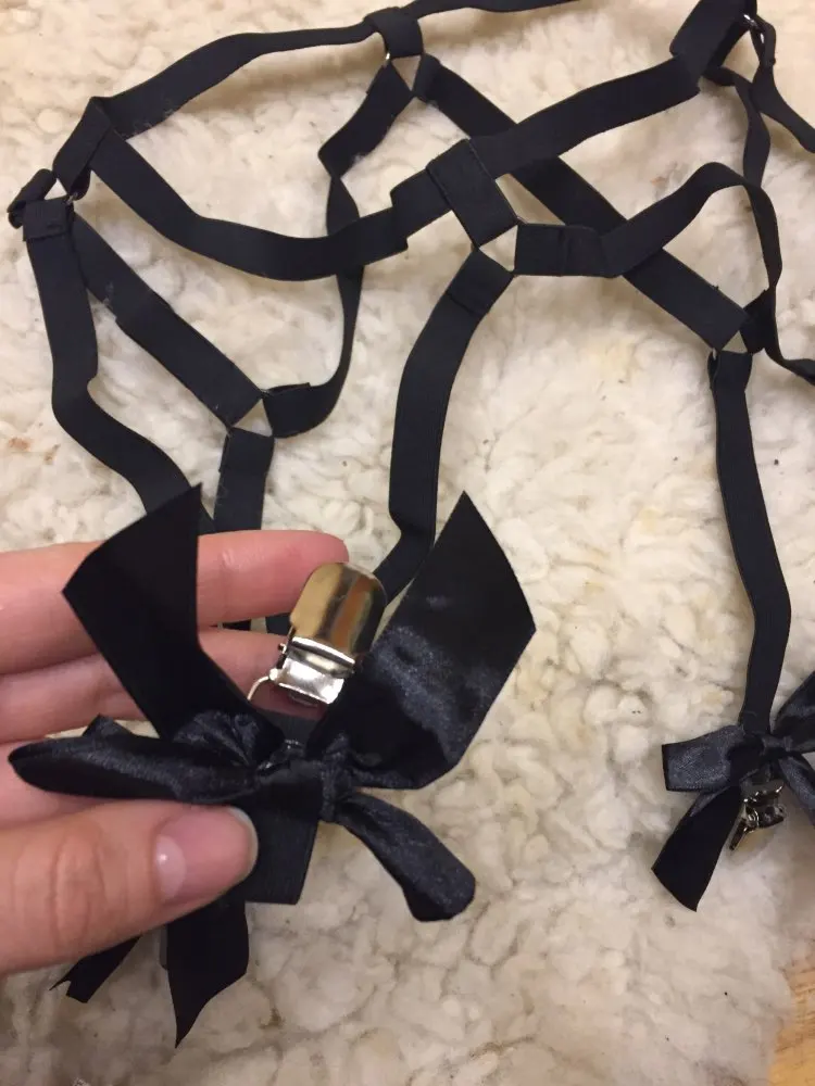 Давно хотела себе купить эти подвязки, долго не решилась. Когда посылка пришла я очень обрадовалась , так как они просто шикарные! Сделаны очень хорошо! Нитки не торчат , запах нет! Советую не ошибётесь !