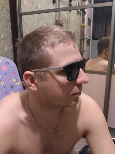 ожидала,что дужки металлические,а они из тонкого пластика,но сидят неплохо,не тугие и не слабые,на голову не давят,поляризация реально есть. для машины сгодится