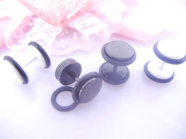 50 шт. Бесплатная Shippment stianless Сталь Средства ухода за кожей Jewelry-Черный и белый стержня уха поддельные плагин с о-кольца